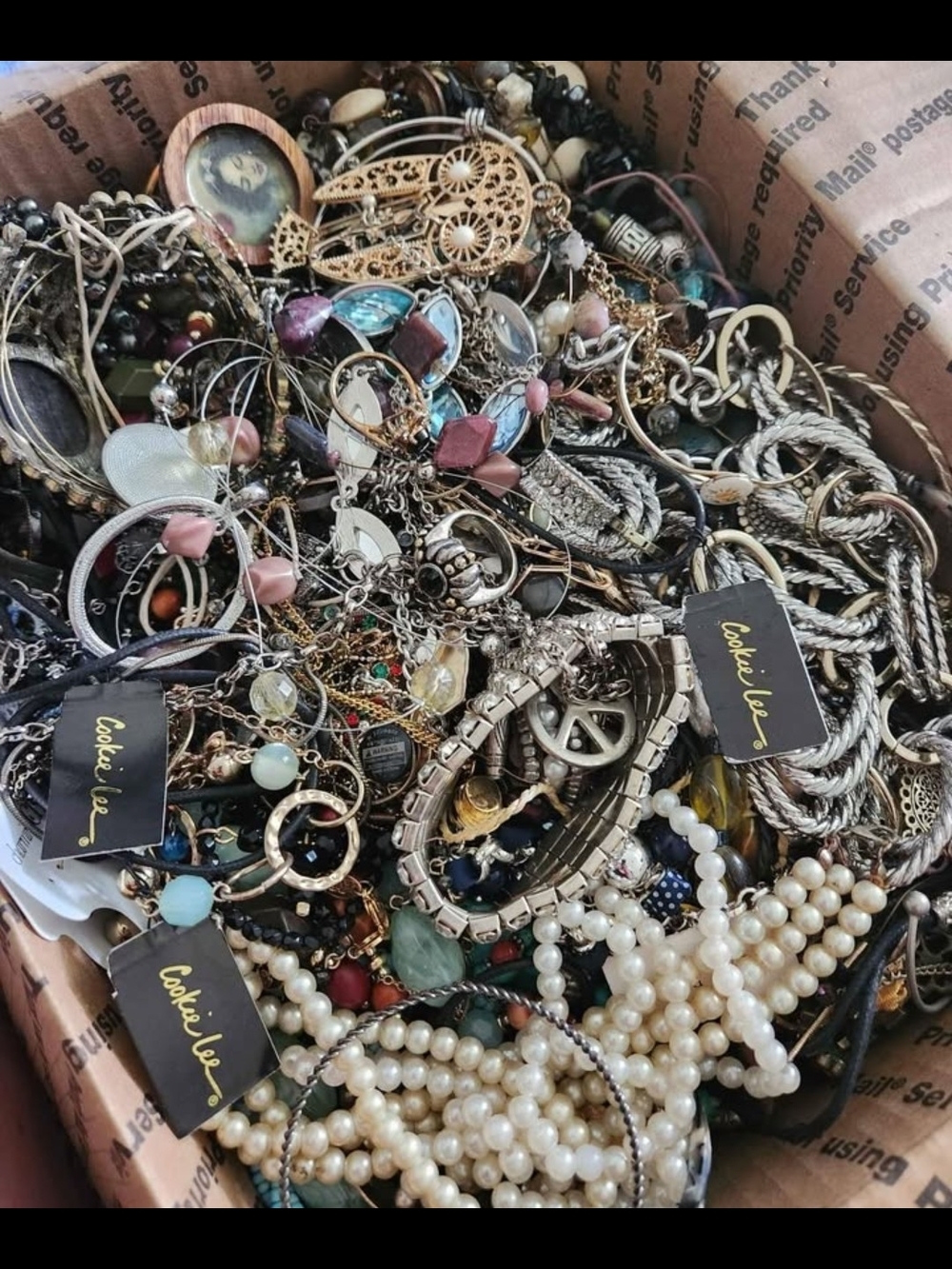 3 pounds jewelry lot costume vintage rings necklaces bracelets earrings pins pul - Picture 7 of 7